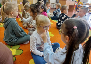 Dzieci przeliczają piegi.