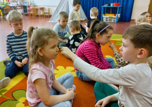 Dzieci przeliczają sobie piegi