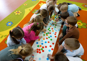 Dzieci segregują piegi.