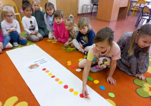 Dziewczynka układa piegowy rytm.