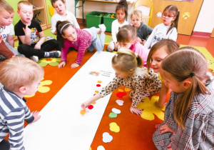 Dziewczynka układa rytm z piegów.