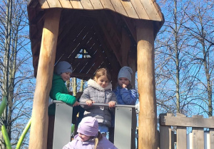Dzieci zjeżdżają ze zjeżdżalni