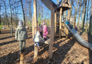 Dzieci pokonują tor przeszkód