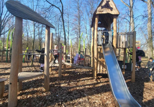 Dzieci na placu zabaw