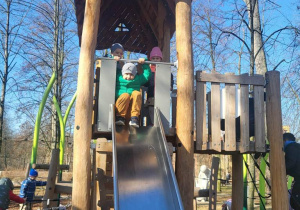 Przedszkolaki na zjeżdżalni