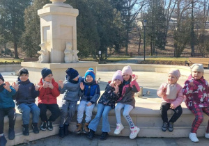 Żabki przy fontannie