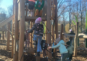 Dzieci na placu zabaw