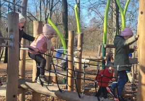 Przedszkolaki na placu zabaw