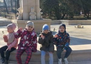 Dzieci przy fontannie