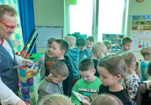 Dzieci otrzymują na pamiątkę zdjęcie z Panem Profesorkiem