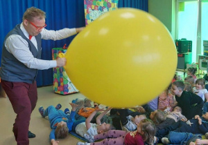 Balon potwór,czyli jak działa ciśnienie powietrza