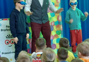 Chłopcy w okularach, które odwracają widzenie