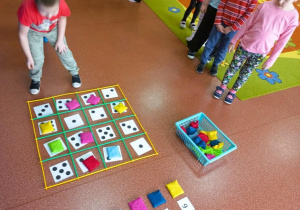 Chłopiec układa woreczki według kodu