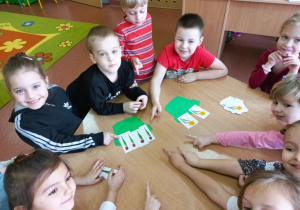 Dzieci wskazują gdzie jest więcej kwiatów