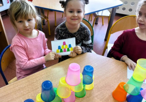 Dziewczynki prezentują wykonane zadanie