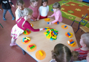 Dziewczynki przeliczają klocki