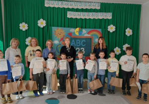 Pamiątkowe zdjęcie z dyplomami i nagrodami