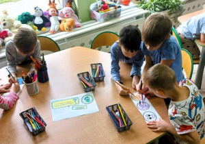 Dzieci malują emotki na odpowiednie kolory