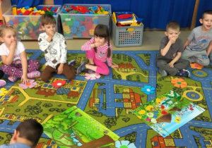 Dzieci prezentują jak się zachowują gdy wokół jest zanieczyszczone powietrze