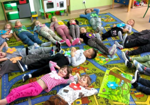 Dzieci relaksują się wyobrażając sobie,że są na zielonej pachnącej łące