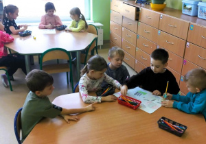 Dzieci rysują co dymi