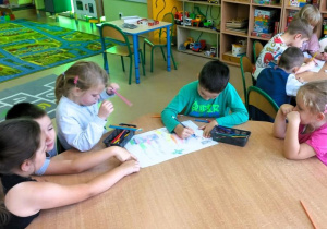 Dzieci rysują w grupach co dymi