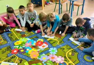 Przedszkolaki pokazują na emotikonach jak się czują kiedy dymi papieros