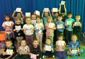 Żabki prezentują wykonane znaczki-Nie pal przy mnie