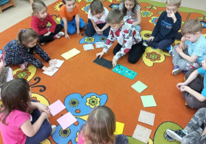 Chłopiec układa parę kartoników