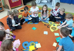 Dzieci dotykają i nazywają czym pokryty jest kartonik