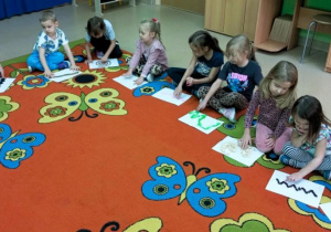 Dzieci dotykają palcami różnych faktur