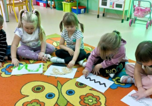 Dzieci dotykają różnych faktur