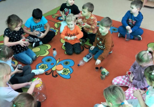 Dzieci odkręcają butelki i słoiki