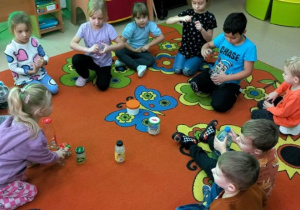 Dzieci odkręcaja słoiki