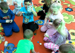 Dzieci zakręcają słoiki