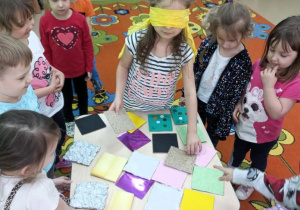 Dziewczynka szuka identycznych kartoników