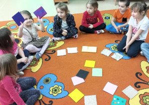 Dziewczynka wskazuje znalezioną parę kartoniów