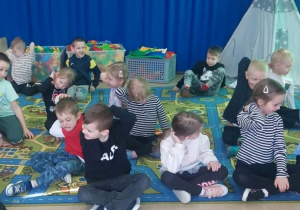 Dzieci naśladują pandę-drapią się po pleckach