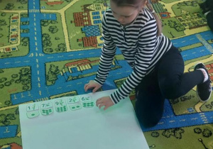 Dziewczynka dopasowuje cyfrę do ilości kropek