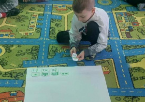 Dziewczynka dopasowuje cyfrę do ilości kropek