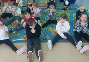 Dzieci naśladują jak panda je bambusa