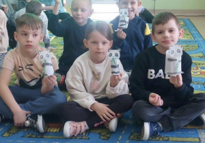 Przedszkolaki prezentują wykonane pandy