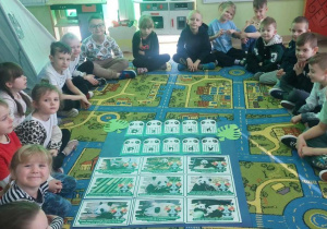 Dzieci poznają ciekawostki o pandach