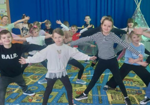 Dzieci naśladują ruchy pandy