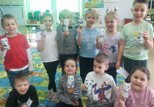 Żabki prezentują pandy z rolek po papierze toaletowym