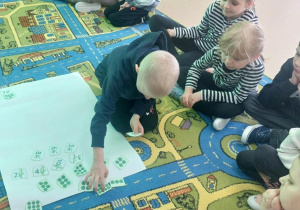 Chłopiec dopasiowuje ilość bambusa do kropek