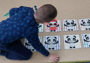 Chłopiec ubiera pandę