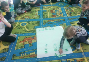 Dziewczynka dopasowuje cyfrę do ilości kropek