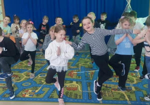 Dzieci naśladują ruchy pandy