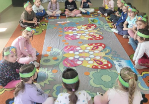 Dzieci słuchają instrukcji do gry dydaktycznej-Motyl